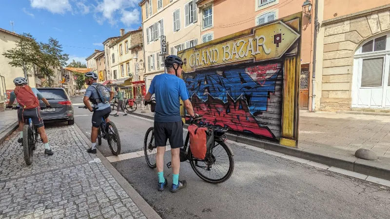 Un graffiti jaune vif sur un mur historique de Paris, mêlant art urbain et patrimoine français.